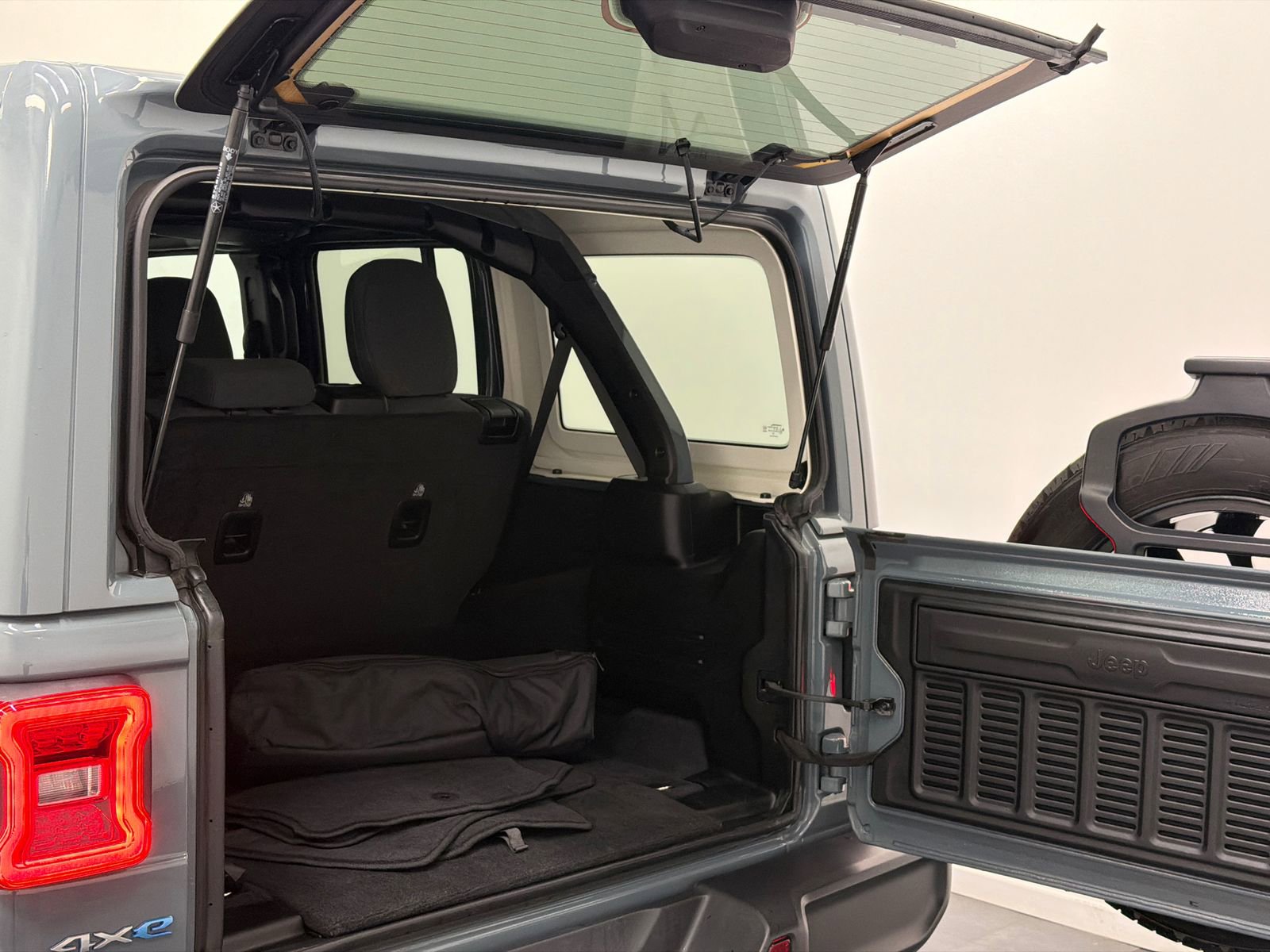 Used 2024 Jeep Wrangler Unlimited Sahara AWD/4WD image 7