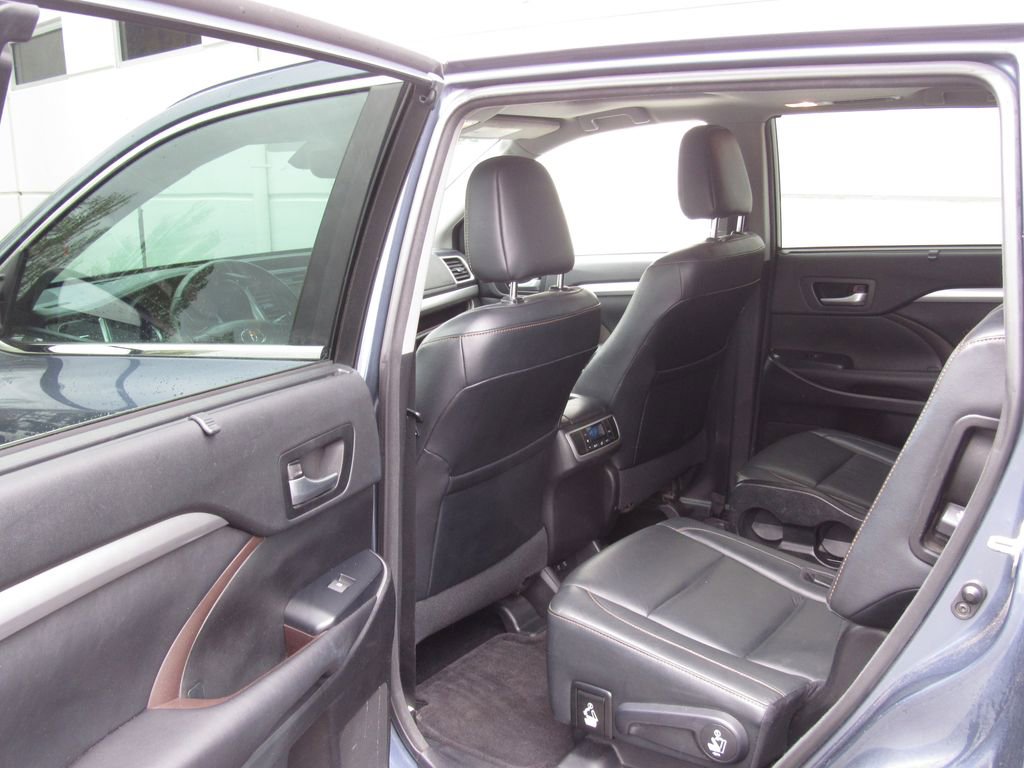 Used 2017 Toyota Highlander XLE AWD/4WD image 14