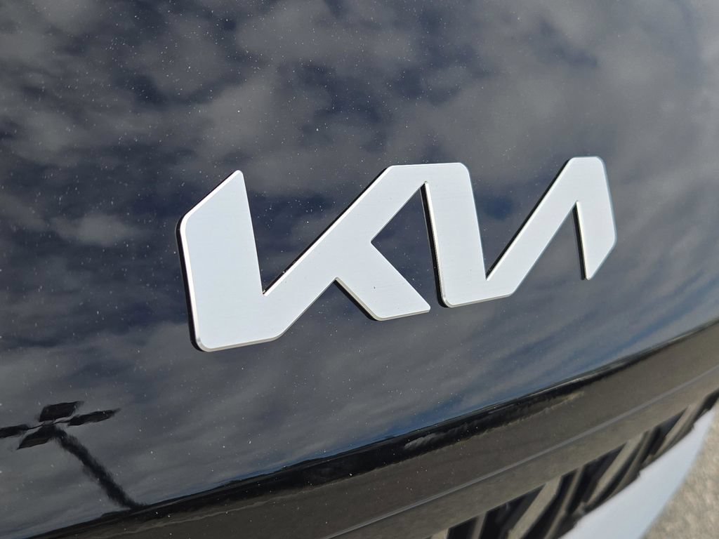 Certified 2025 Kia Carnival FWD image 9