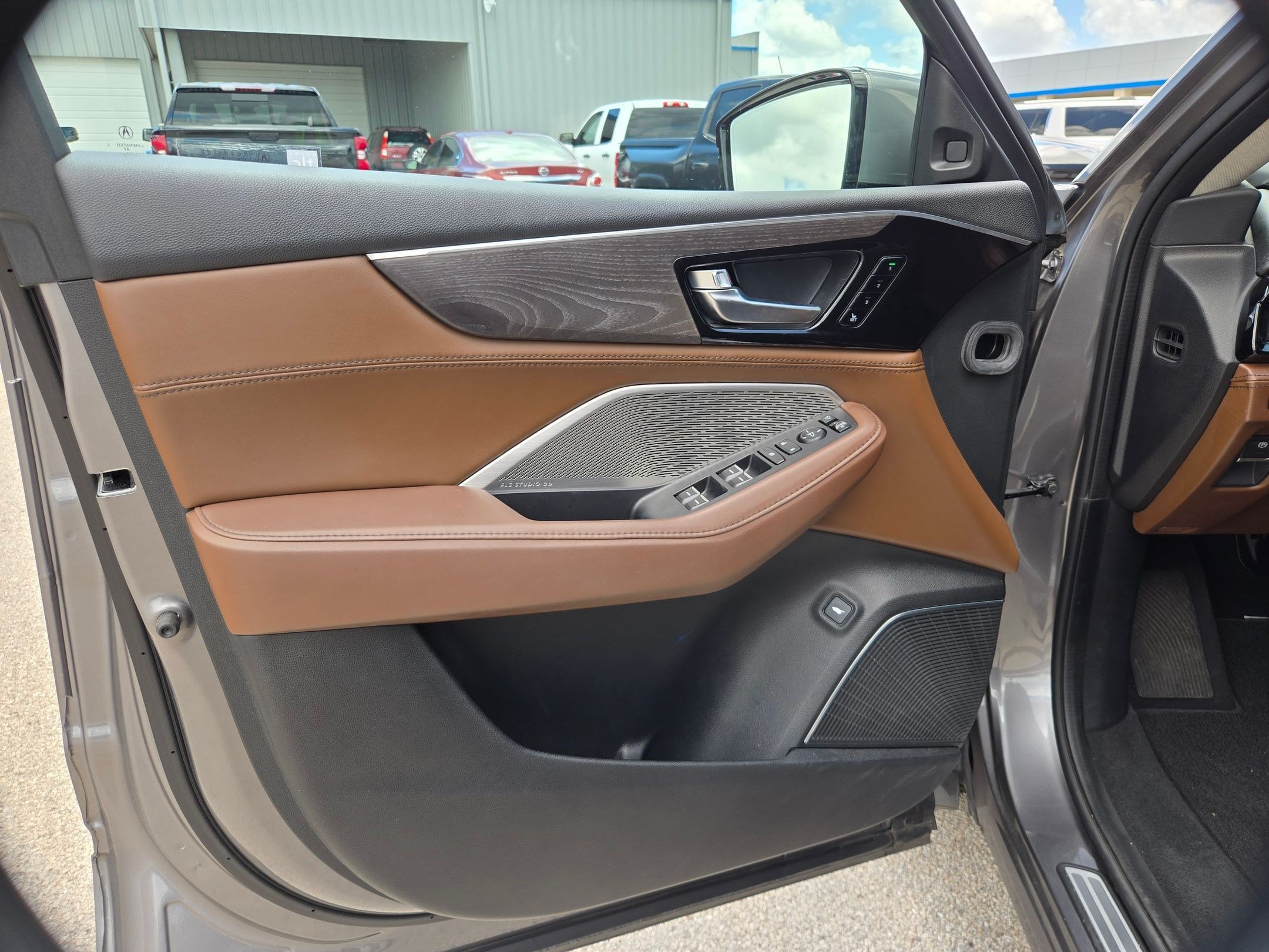 Used 2023 Acura MDX SH-AWD w/ Advance Package image 12