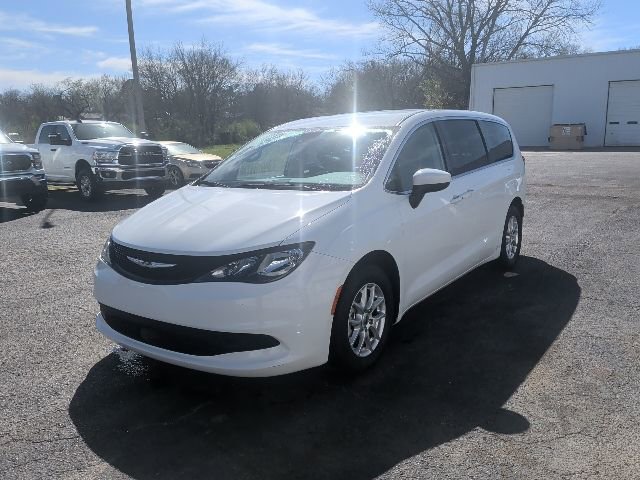 Used 2023 Chrysler Voyager LX image 1