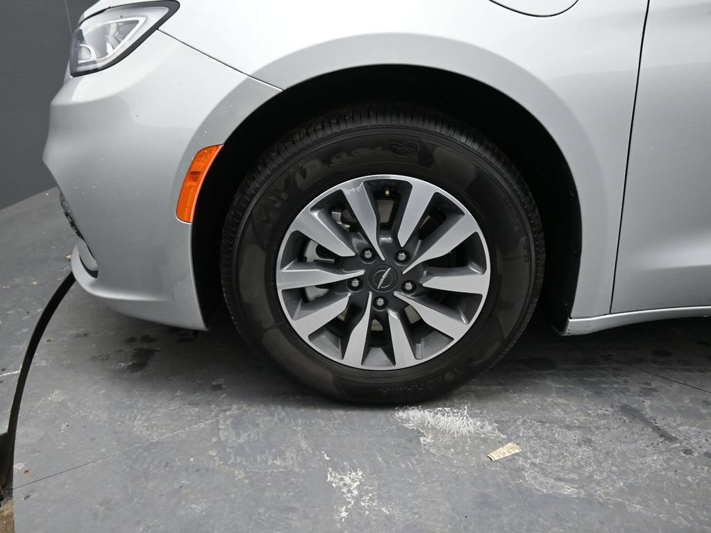 Used 2024 Chrysler Pacifica Limited FWD image 13