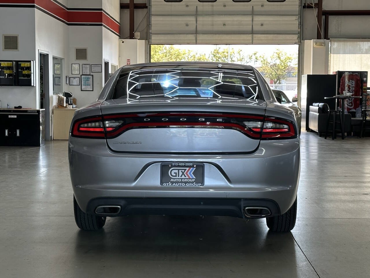 Used 2015 Dodge Charger SE RWD image 3