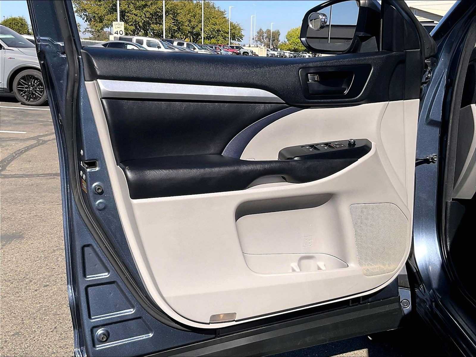 Used 2018 Toyota Highlander Plus w/ Carpet Mat Package (TMS) FWD image 26