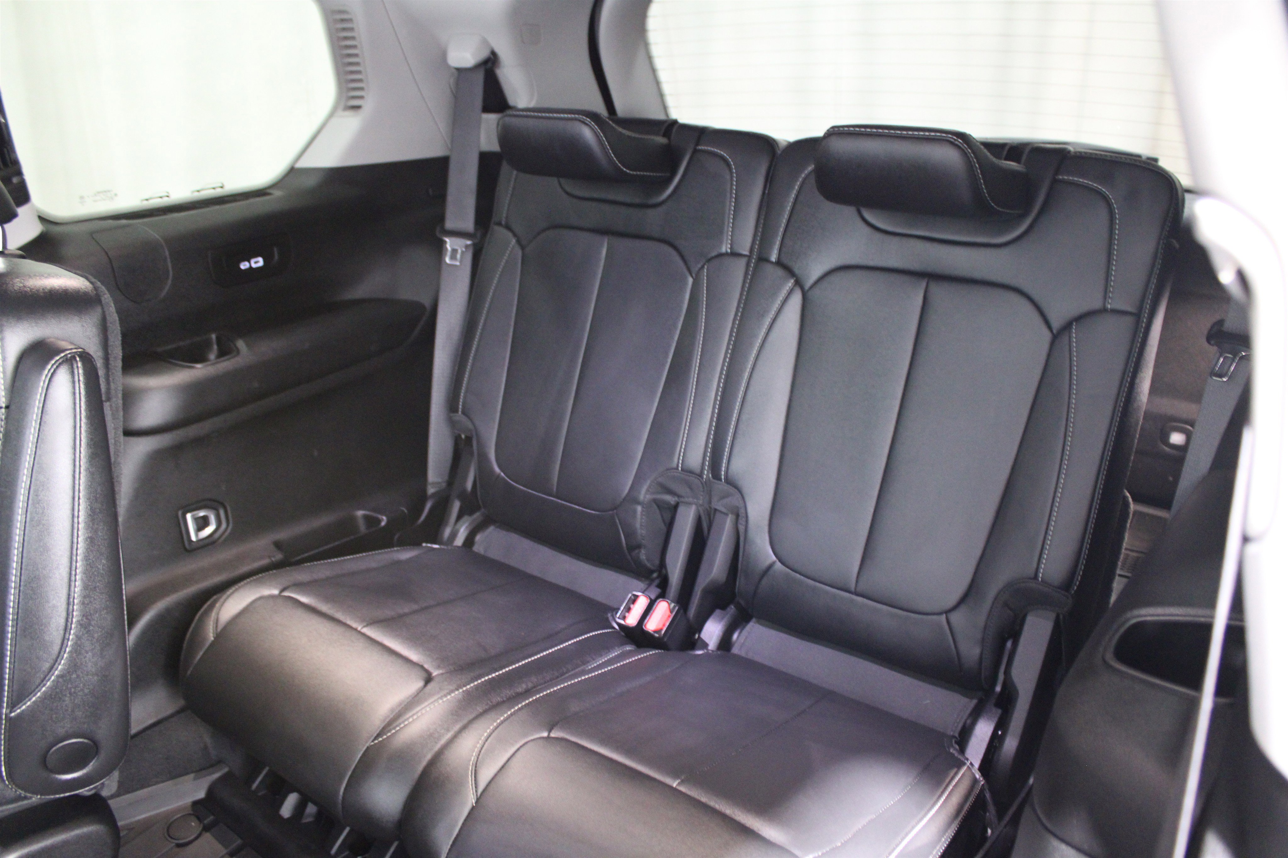 Used 2024 Jeep Grand Cherokee L Limited w/ Black Appearance Package image 25