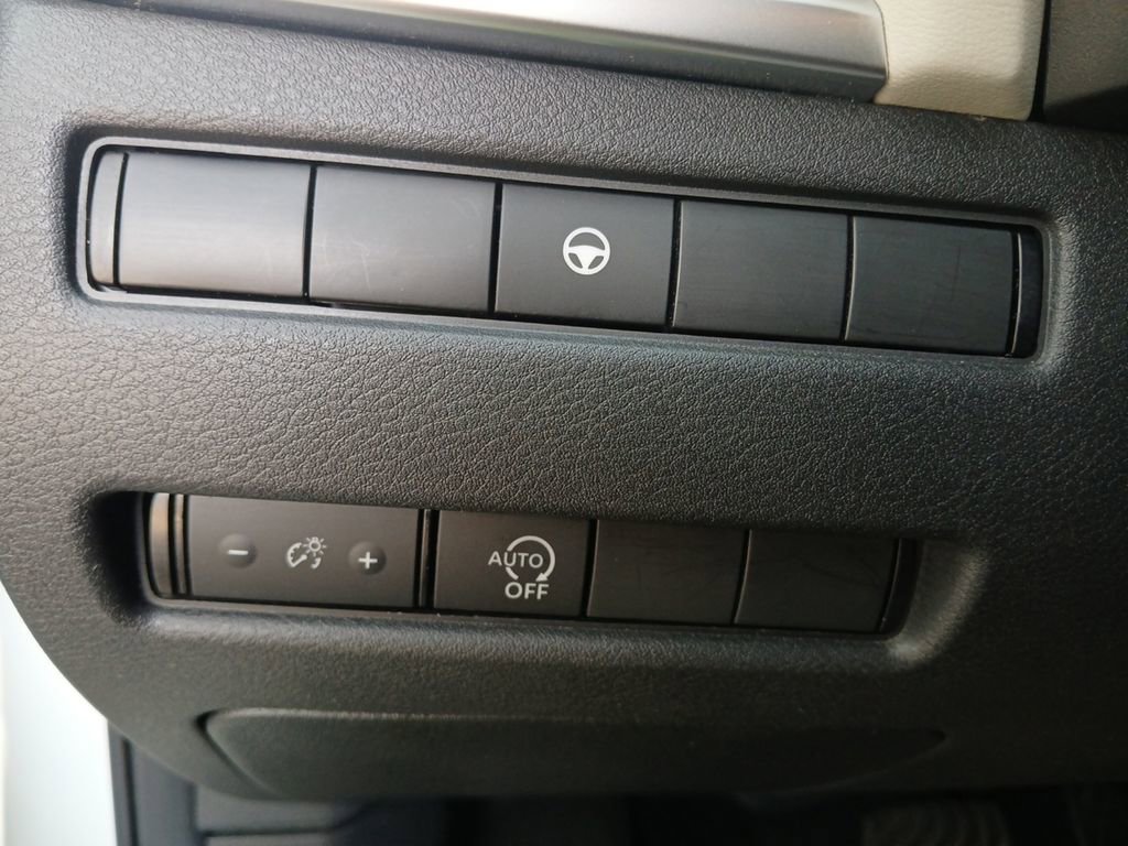 Used 2023 Nissan Rogue SV image 25