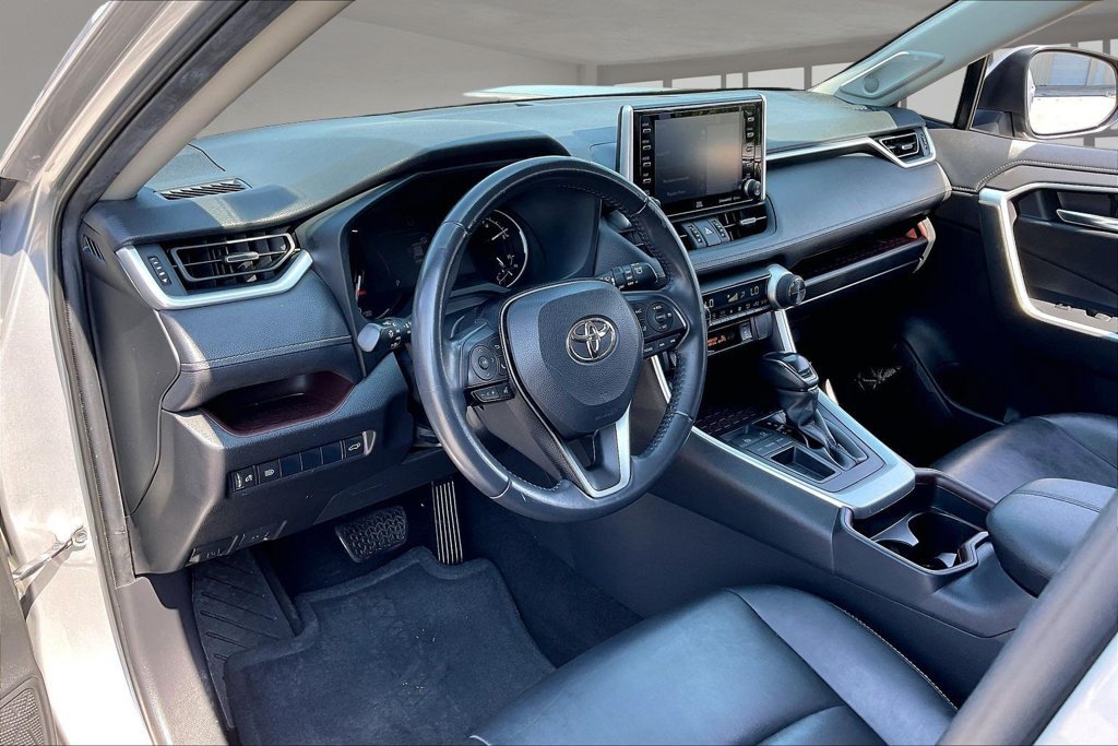 Used 2020 Toyota RAV4 Limited FWD image 17
