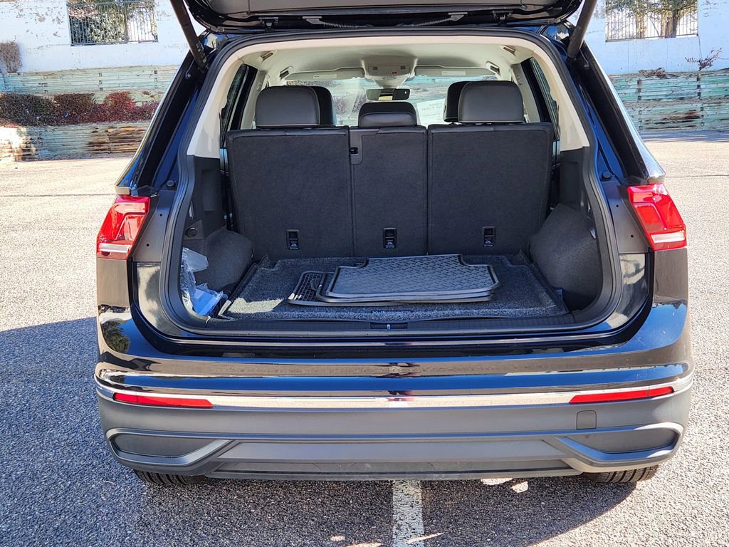 Certified 2024 Volkswagen Tiguan SE image 17
