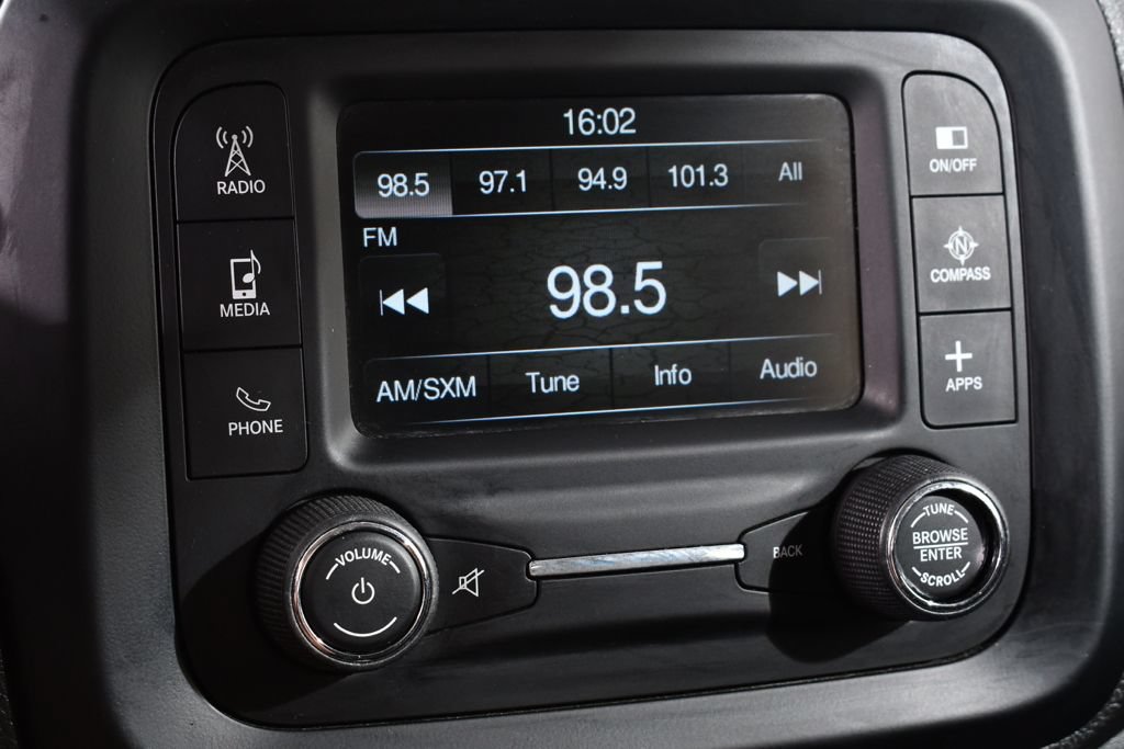 Used 2017 Jeep Renegade Latitude AWD/4WD image 29