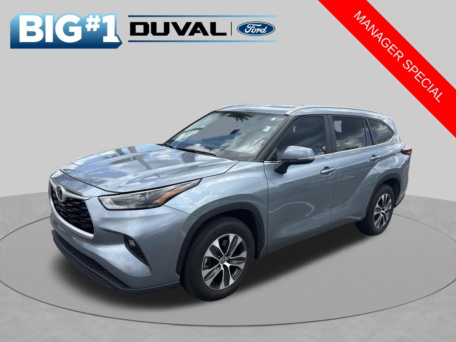 Used 2023 Toyota Highlander XLE FWD image 2