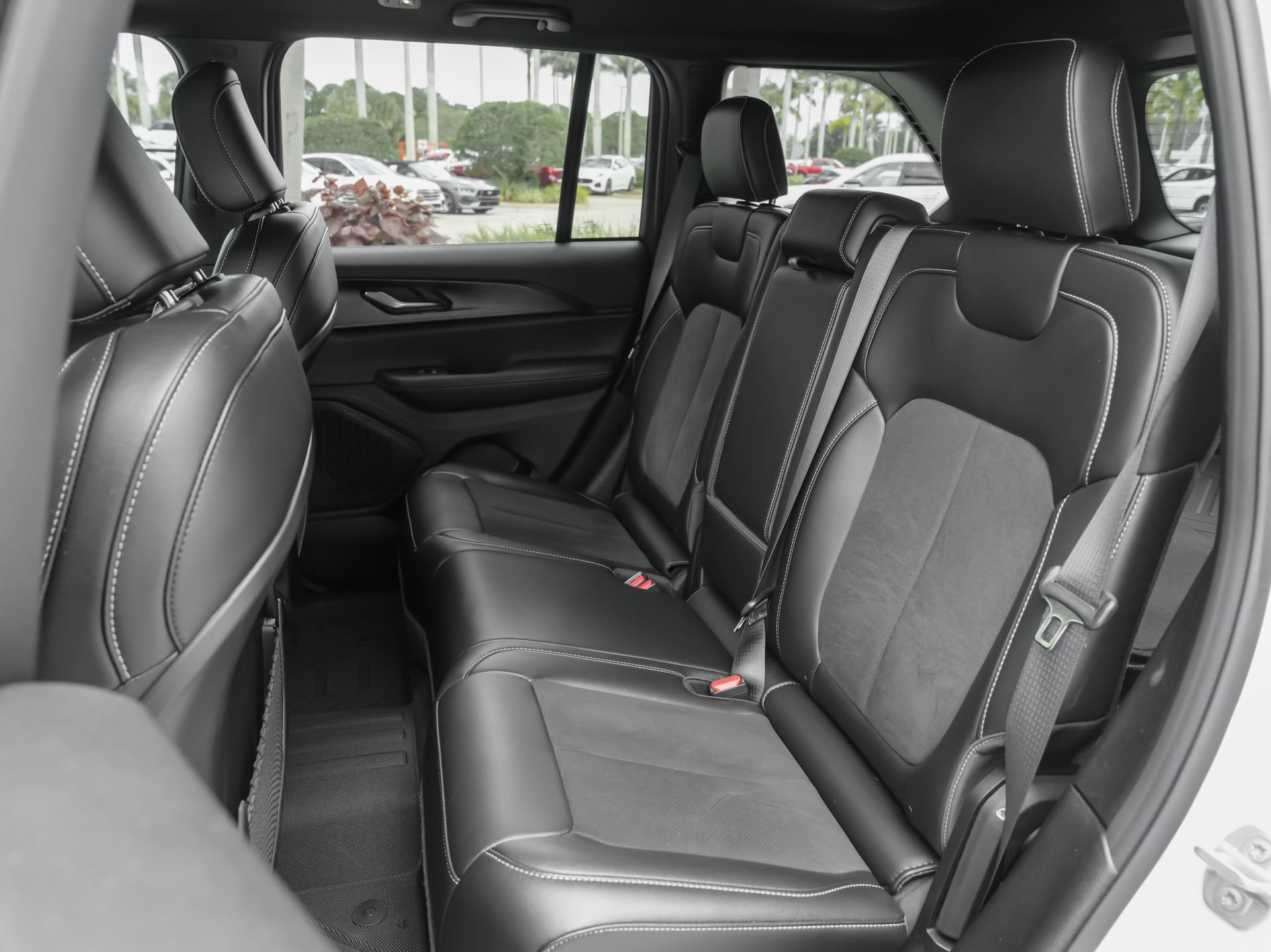 Used 2025 Jeep Grand Cherokee Altitude RWD image 19