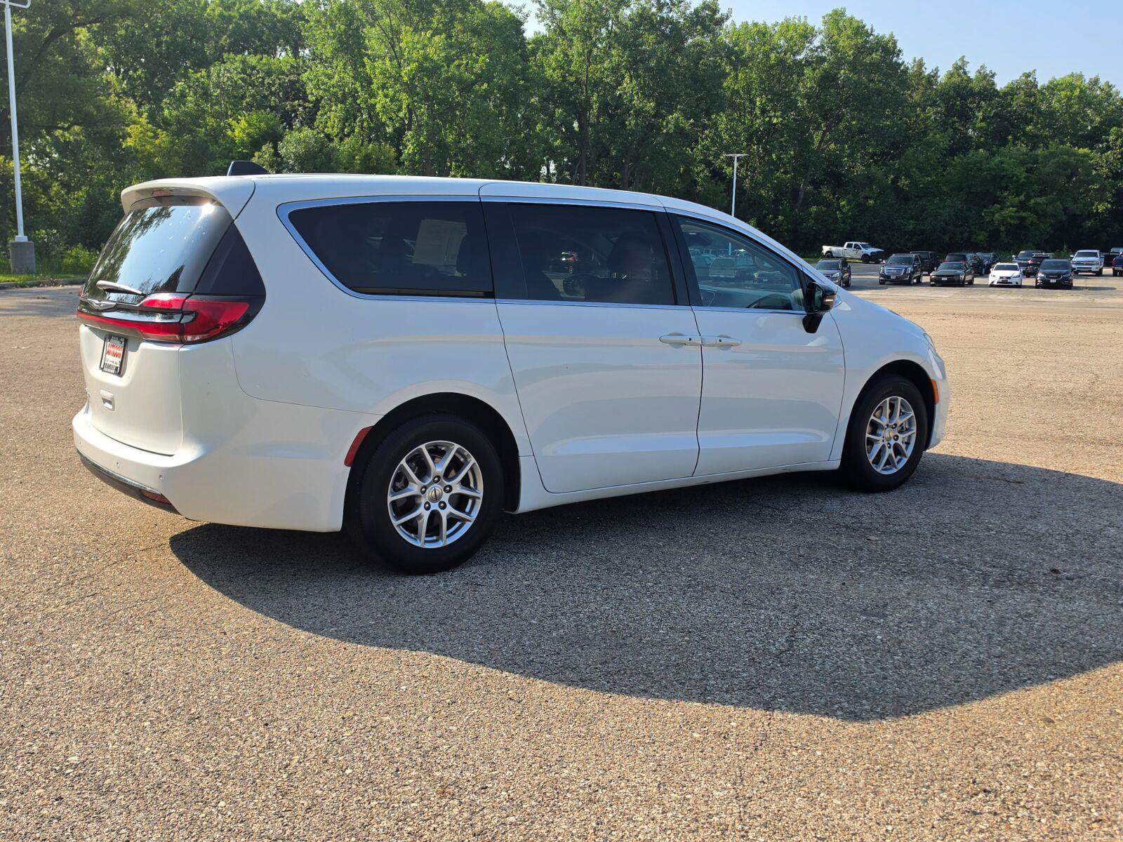 Used 2024 Chrysler Pacifica Touring-L FWD image 5