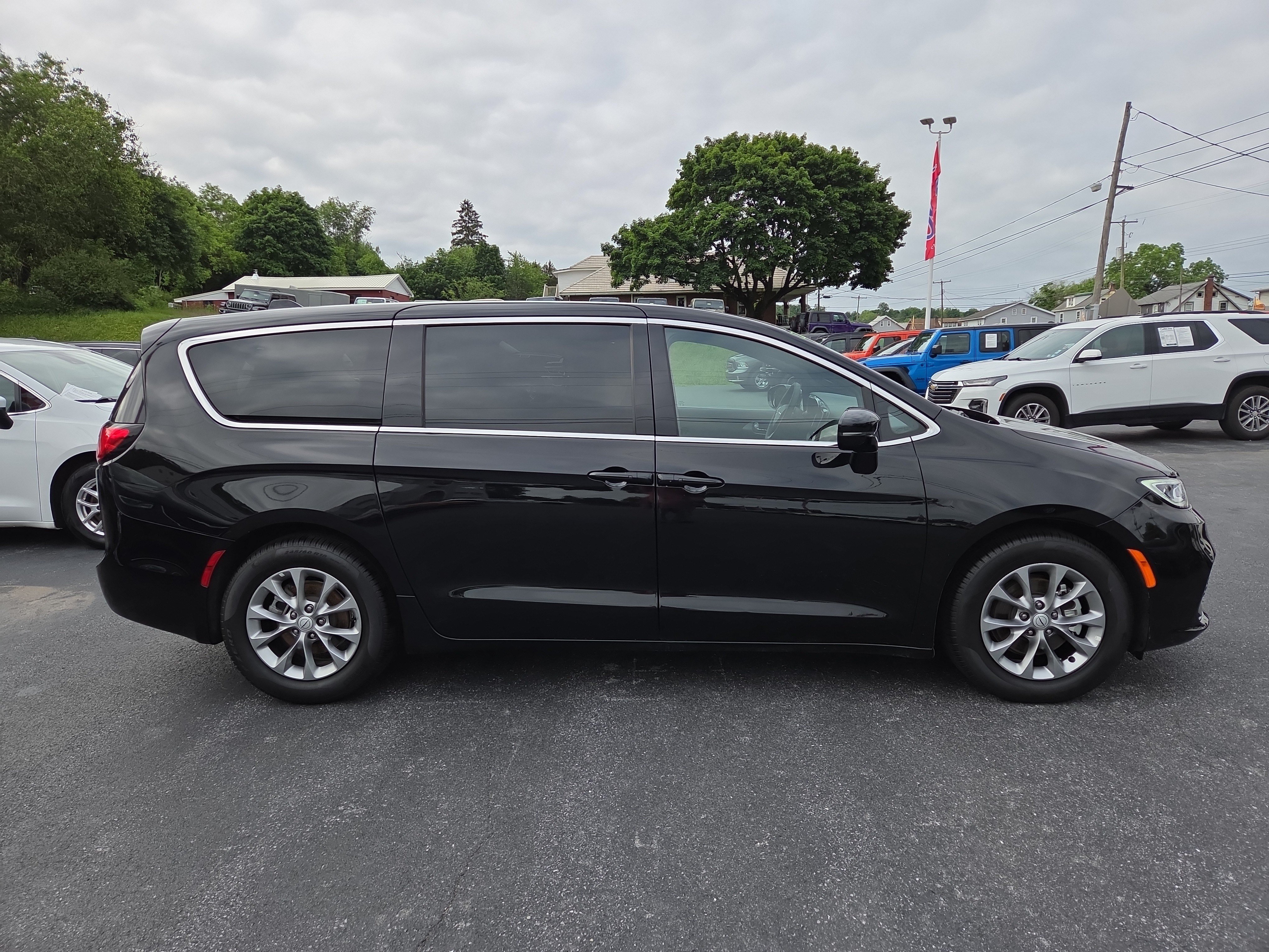 Certified 2026 Chrysler Pacifica Limited FWD image 2