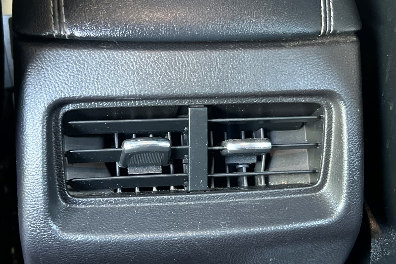 Used 2018 Ford Edge Titanium FWD image 14