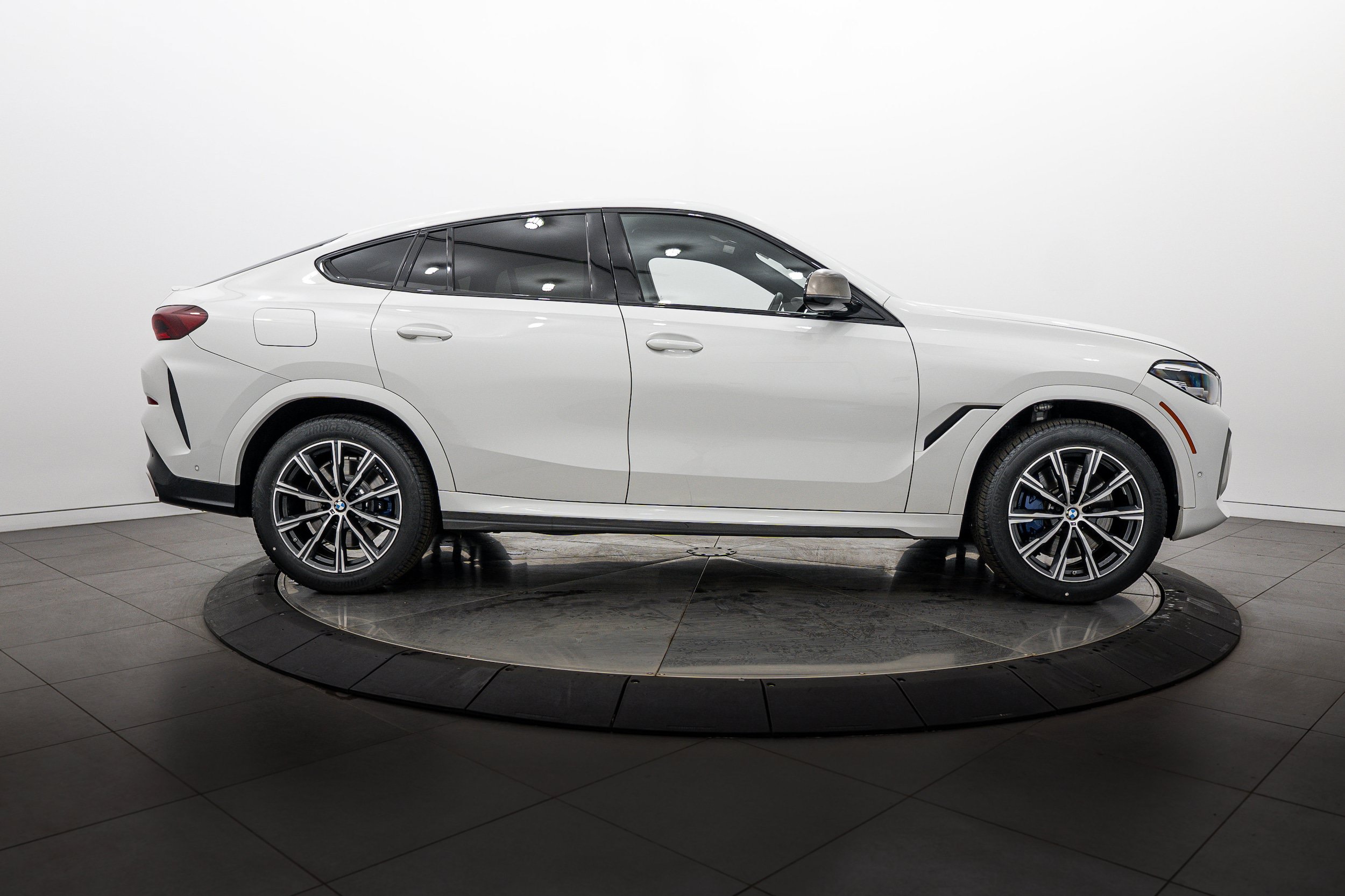 Used 2020 BMW X6 M50i w/ Luxury Seating Package AWD/4WD image 3