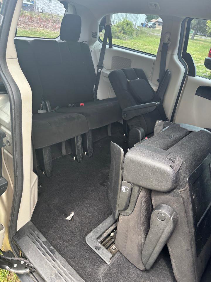 Used 2012 Dodge Grand Caravan American Value Package FWD image 21