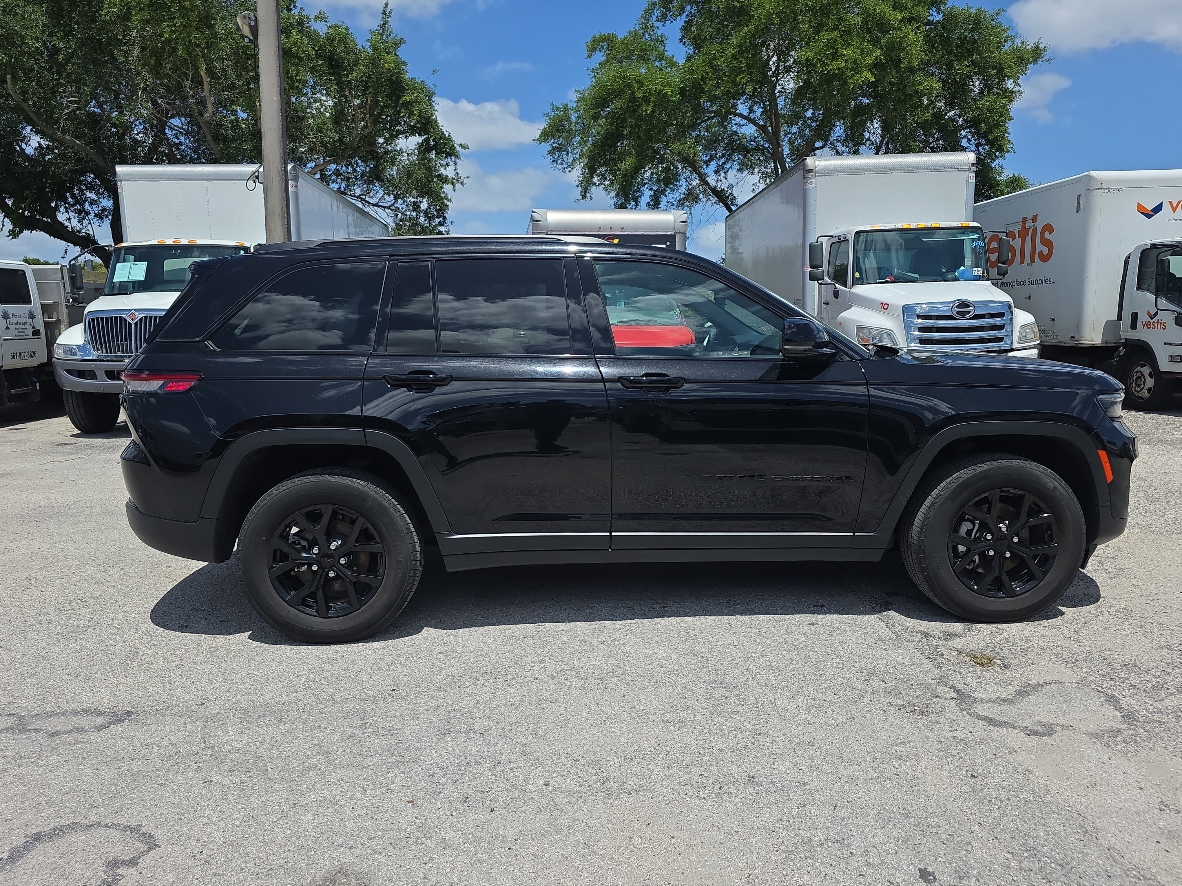 Used 2024 Jeep Grand Cherokee Altitude AWD/4WD image 8