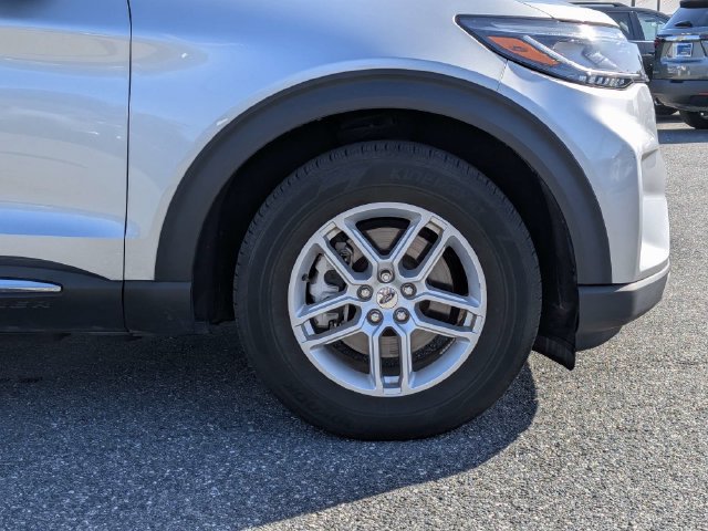 Used 2025 Ford Explorer Active w/ Active Comfort Package RWD image 11