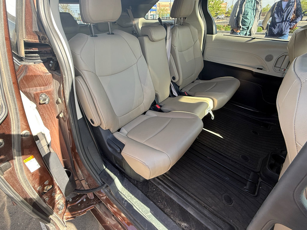 Used 2023 Toyota Sienna XLE FWD image 4