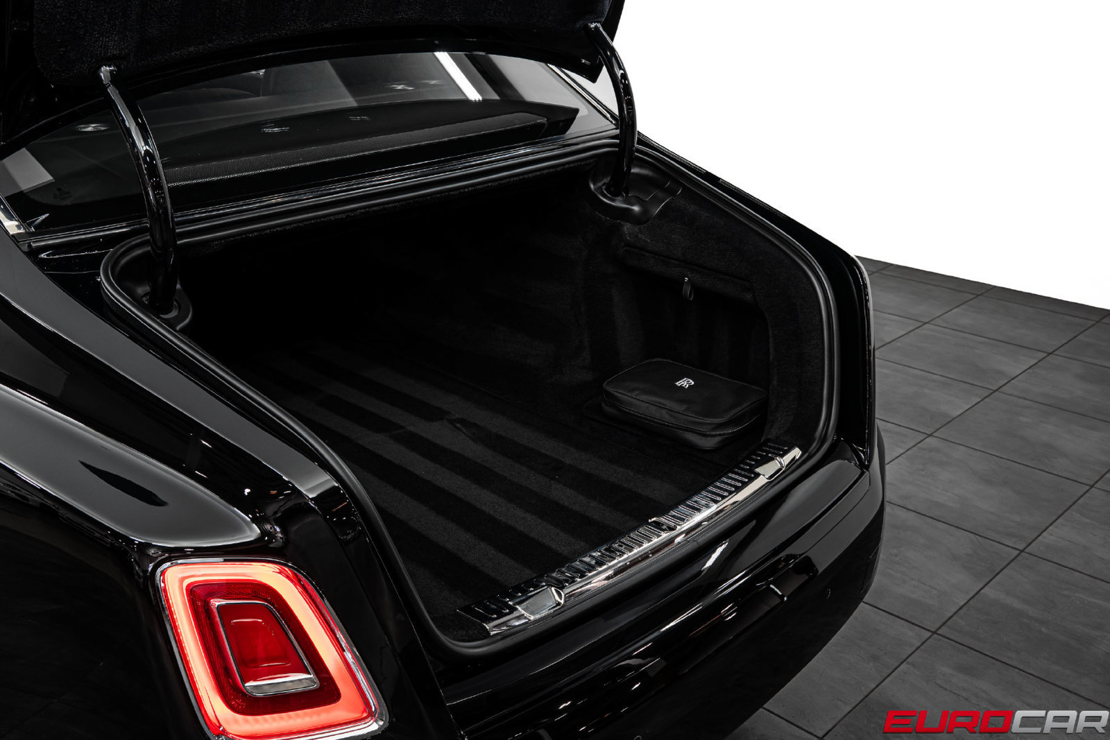 Used 2022 Rolls-Royce Phantom Sedan RWD image 21
