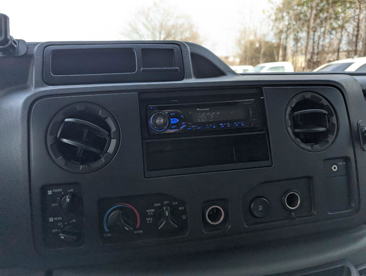 Used 2011 Ford E-350 and Econoline 350 XLT image 17