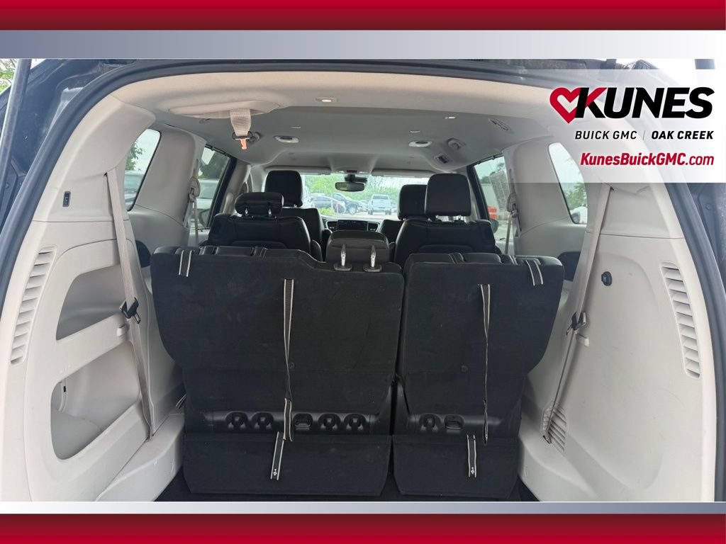 Used 2023 Chrysler Pacifica Touring-L FWD image 9