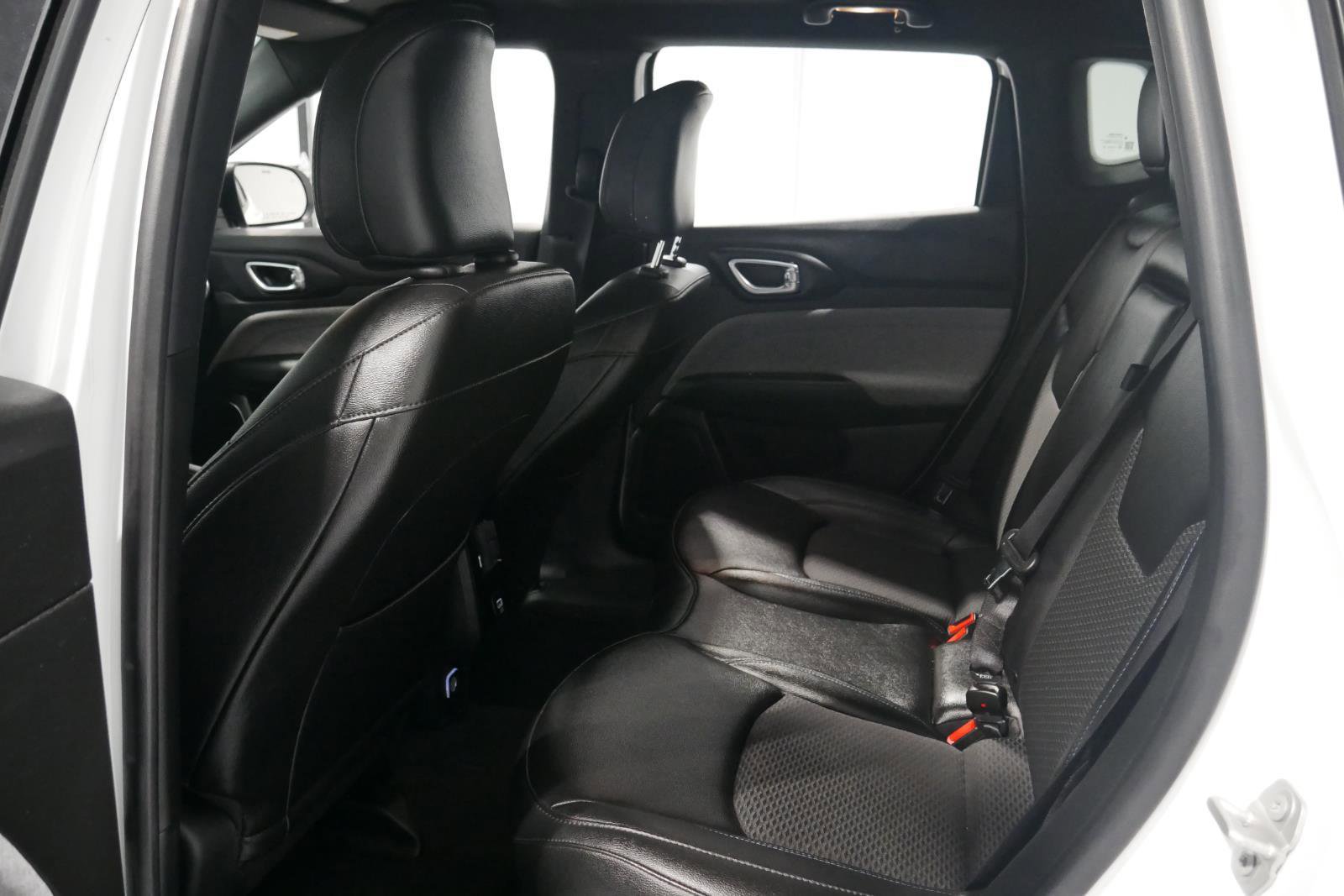 Used 2024 Jeep Compass Latitude image 12