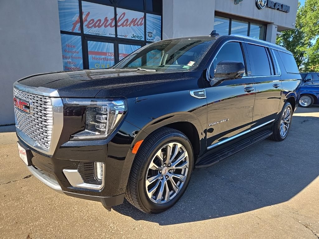Used 2024 GMC Yukon XL Denali w/ Advanced Technology Package AWD/4WD image 3