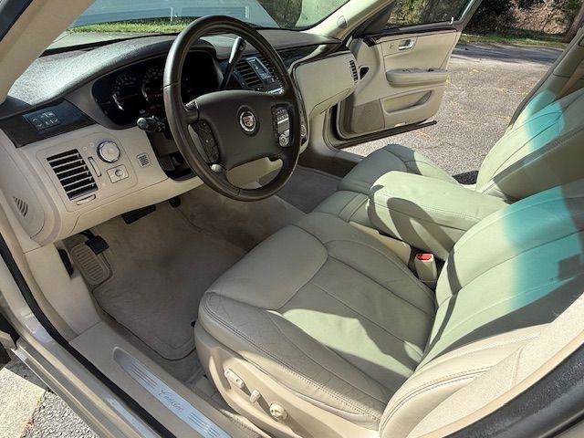 Used 2011 Cadillac DTS FWD image 34