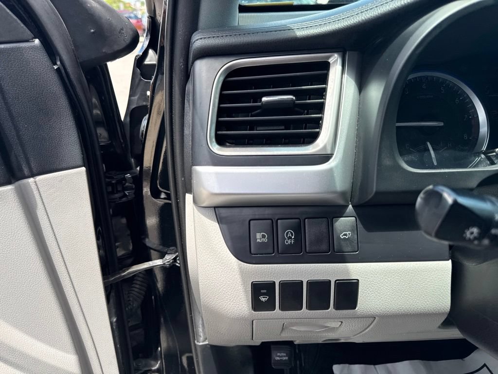 Used 2019 Toyota Highlander XLE FWD image 12