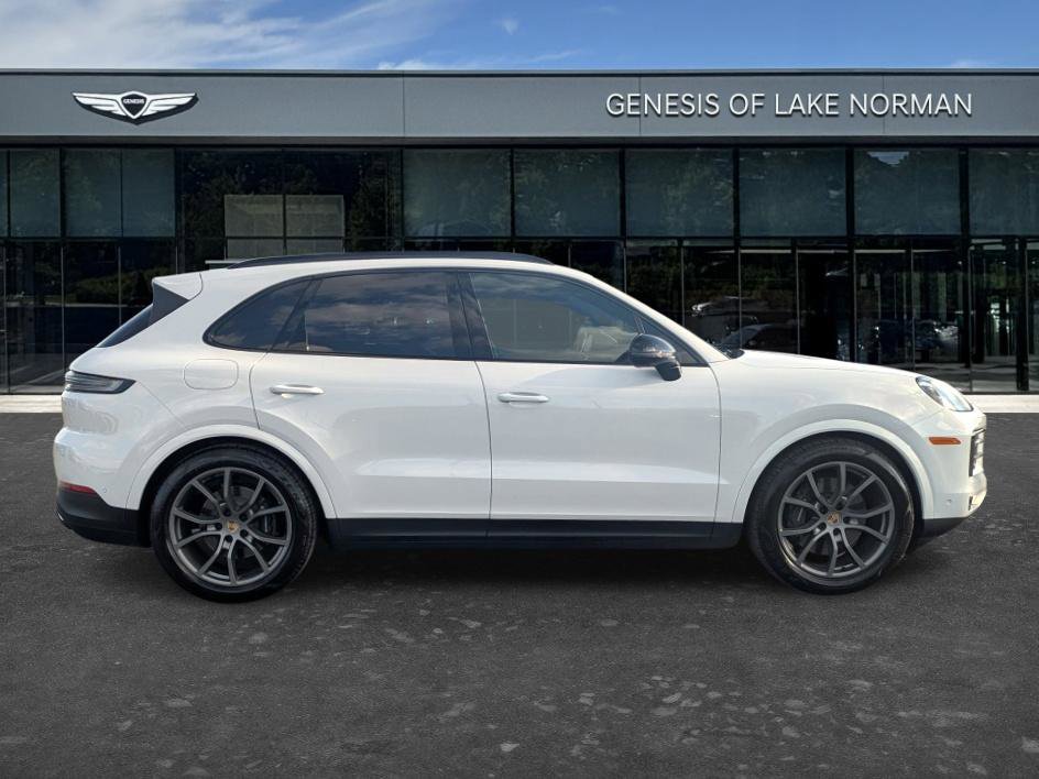Used 2024 Porsche Cayenne AWD/4WD image 4