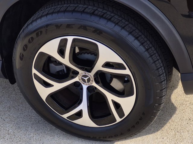 Used 2025 Mercedes-Benz GLC 350e 4MATIC image 8