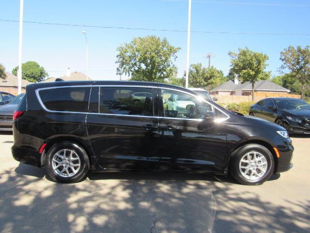 Used 2025 Chrysler Pacifica Select image 5