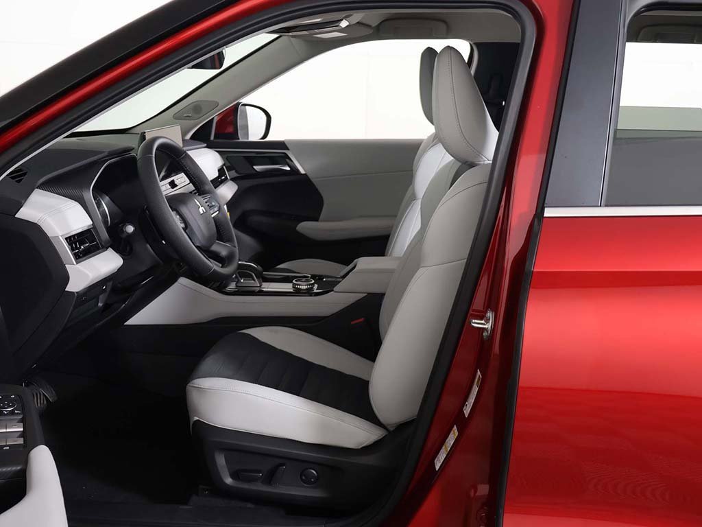 New 2025 Mitsubishi Outlander SE image 27