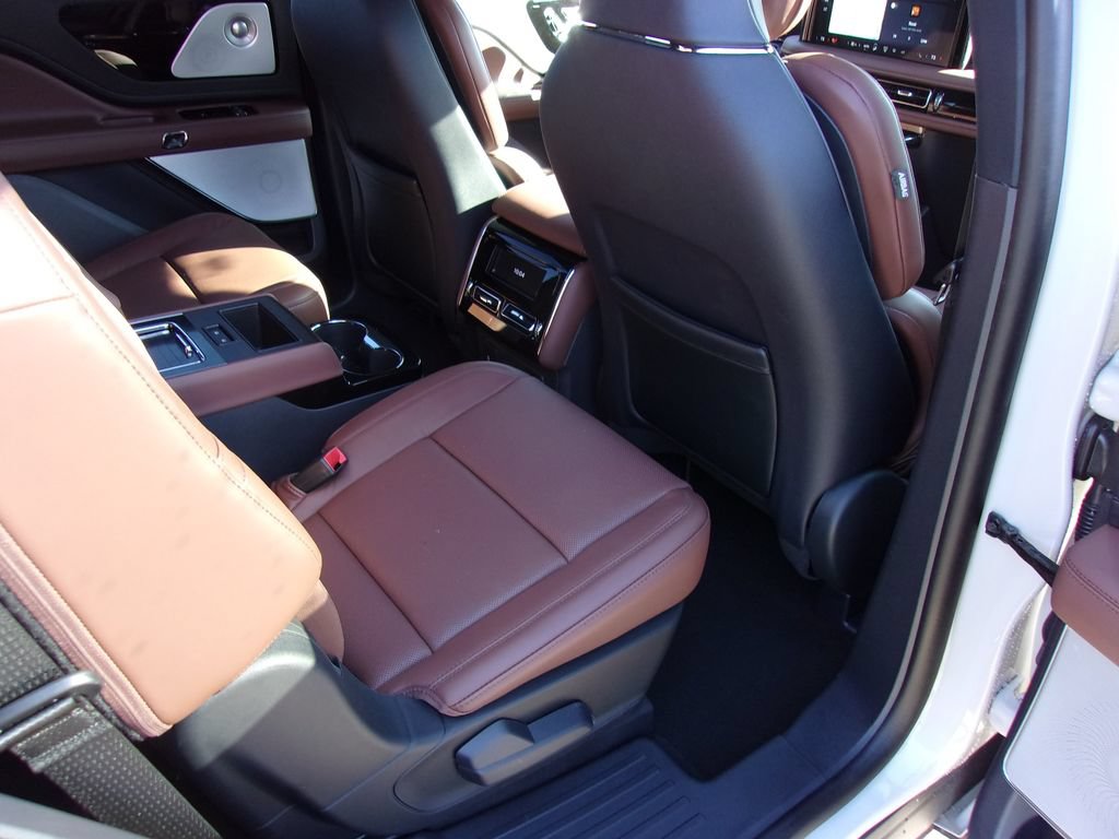 Used 2025 Lincoln Aviator Reserve w/ Equipment Group 201A AWD/4WD image 15