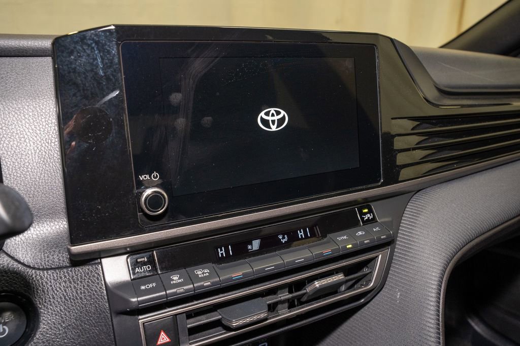 Used 2025 Toyota Camry SE image 12