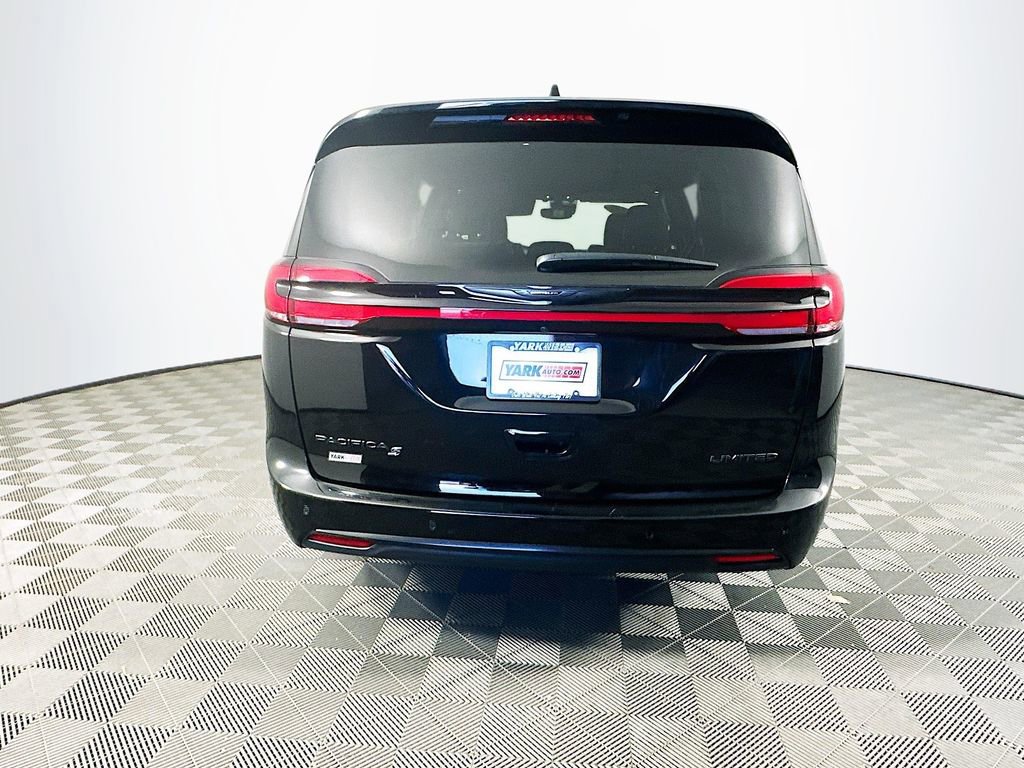 Certified 2025 Chrysler Pacifica Limited image 9
