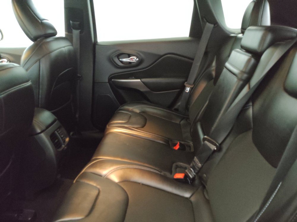 Used 2019 Jeep Cherokee Latitude Plus w/ Cold Weather Group AWD/4WD image 18
