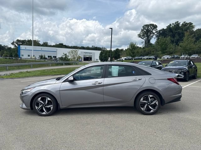 Used 2023 Hyundai Elantra SEL w/ Convenience Package FWD image 4