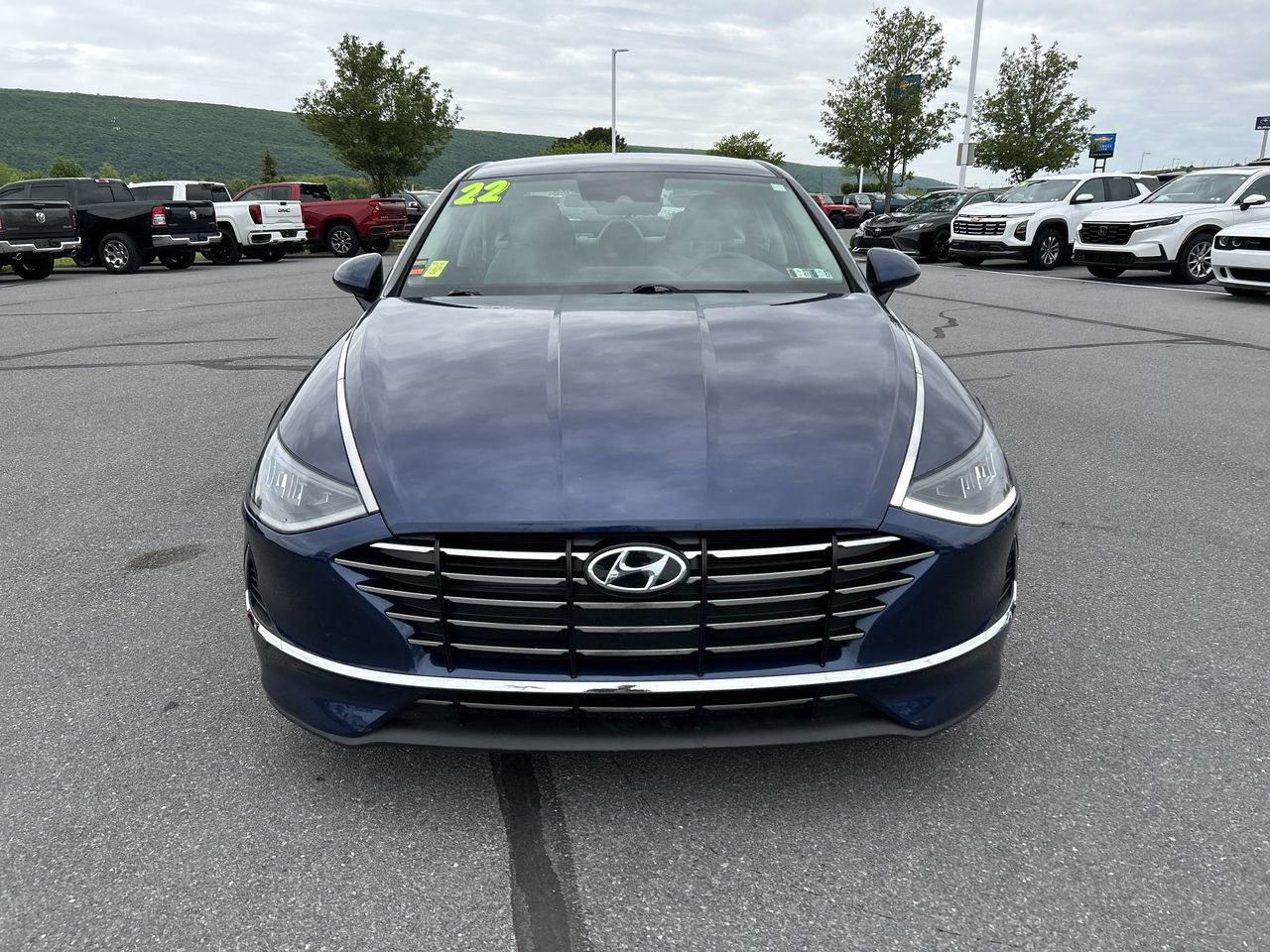 Used 2022 Hyundai Sonata SE w/ Preferred Accessory Package FWD image 2