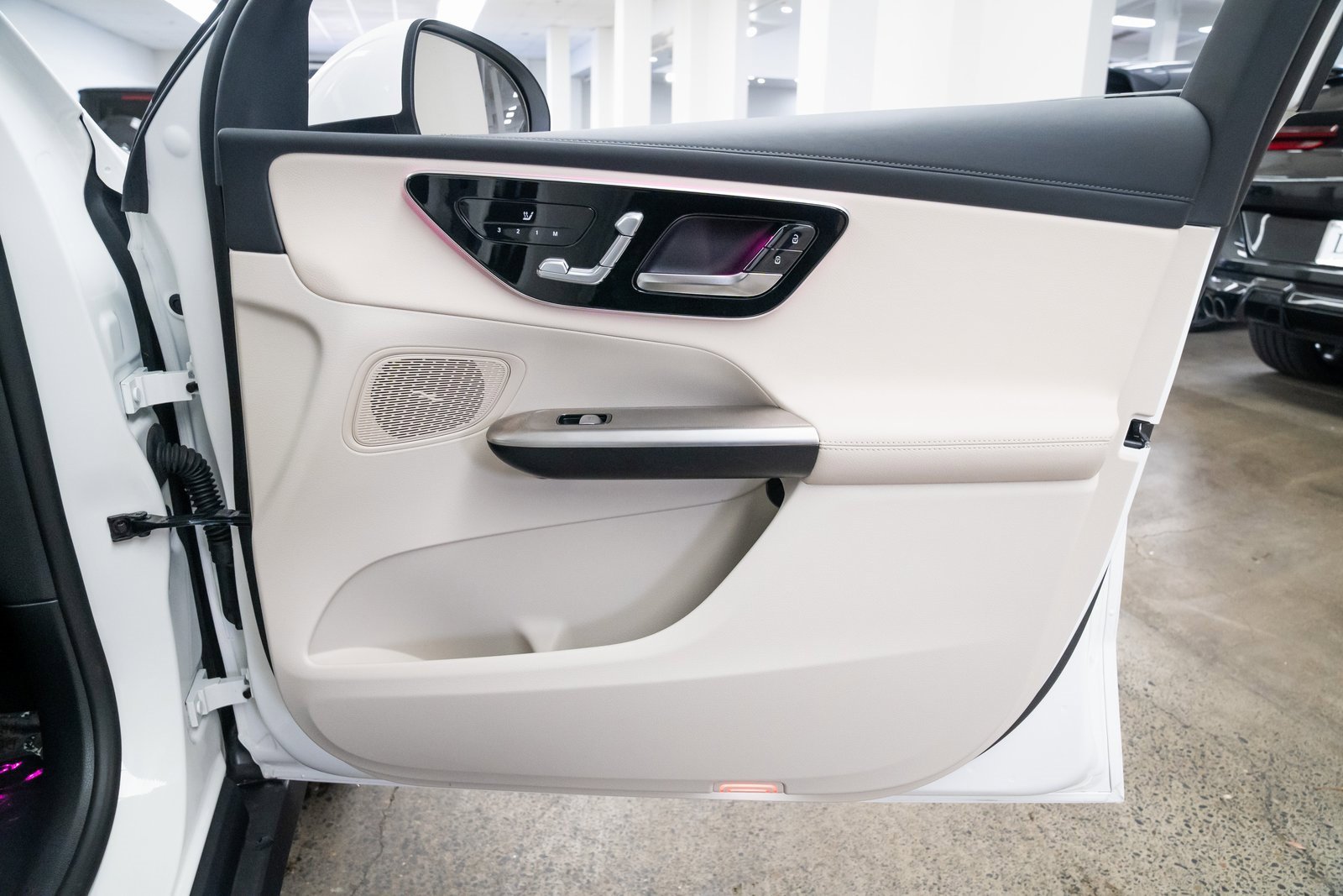 Used 2025 Mercedes-Benz GLC 350e 4MATIC image 23