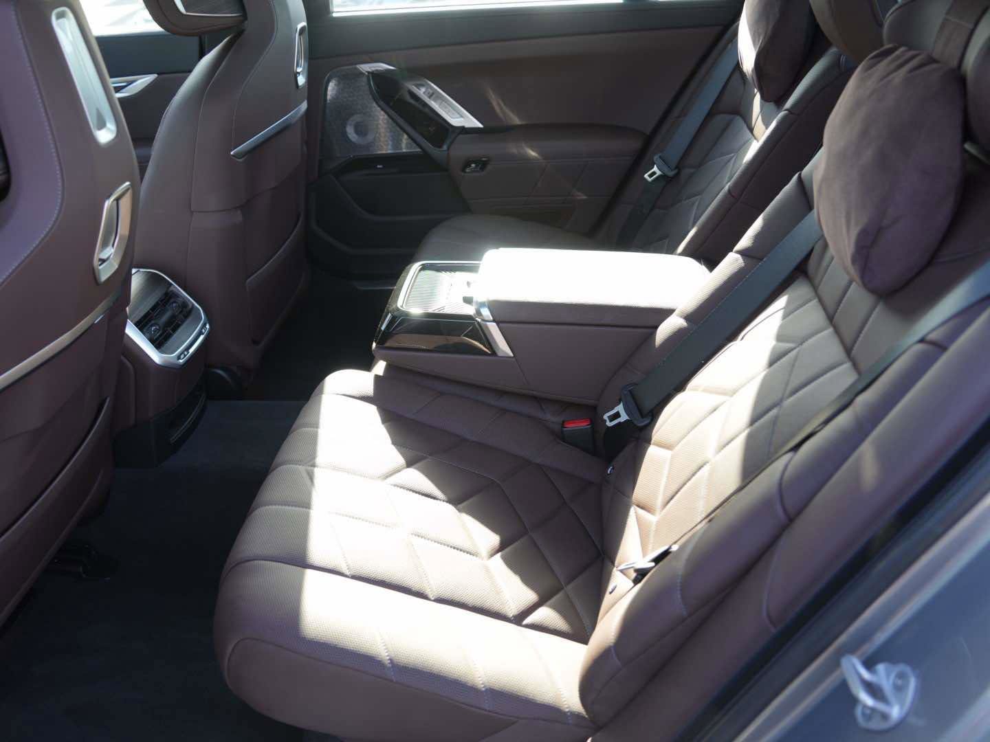 Used 2025 BMW 750e xDrive AWD/4WD image 12