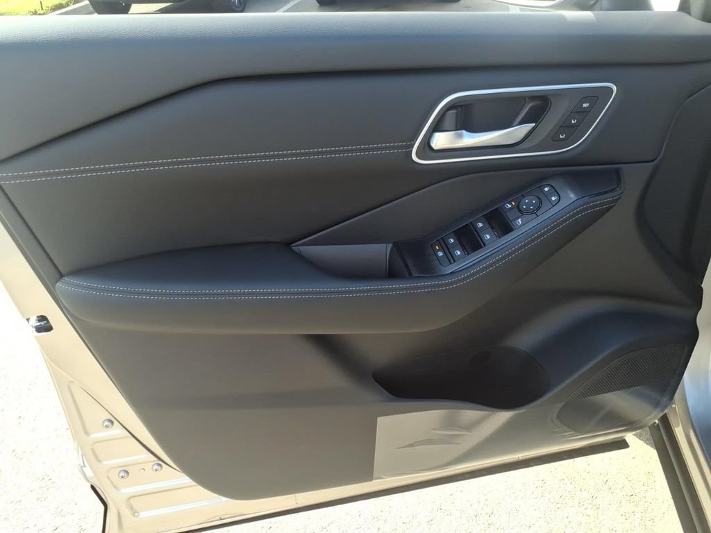 New 2026 Nissan Rogue Platinum AWD/4WD image 9