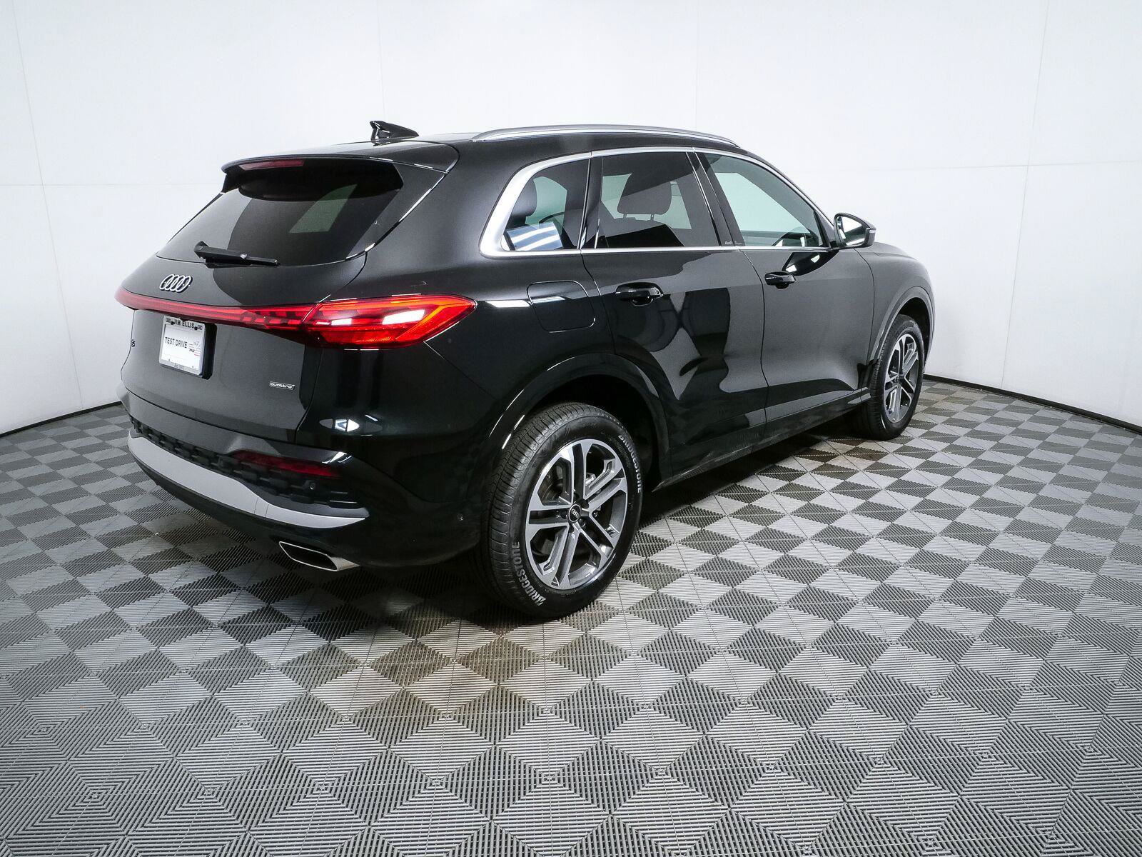 Used 2025 Audi Q5 Premium w/ Convenience Package AWD/4WD image 3