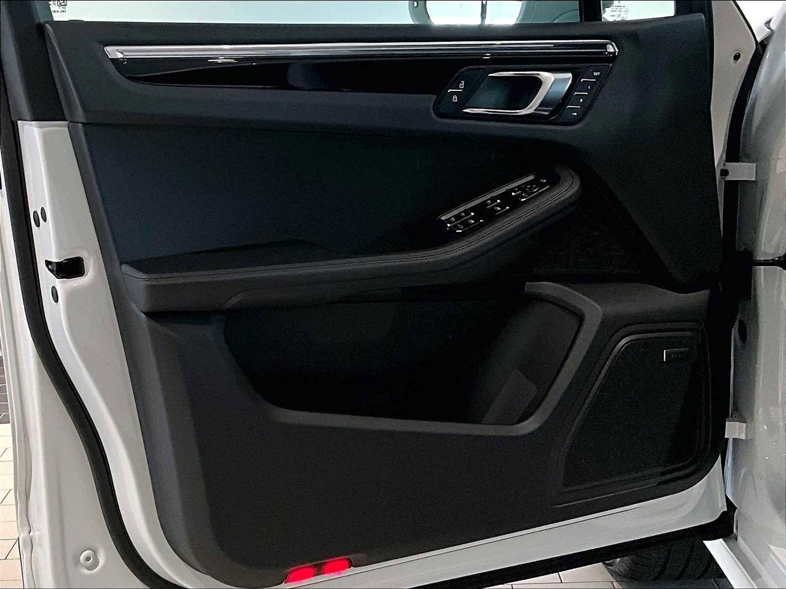 Used 2025 Porsche Macan image 26