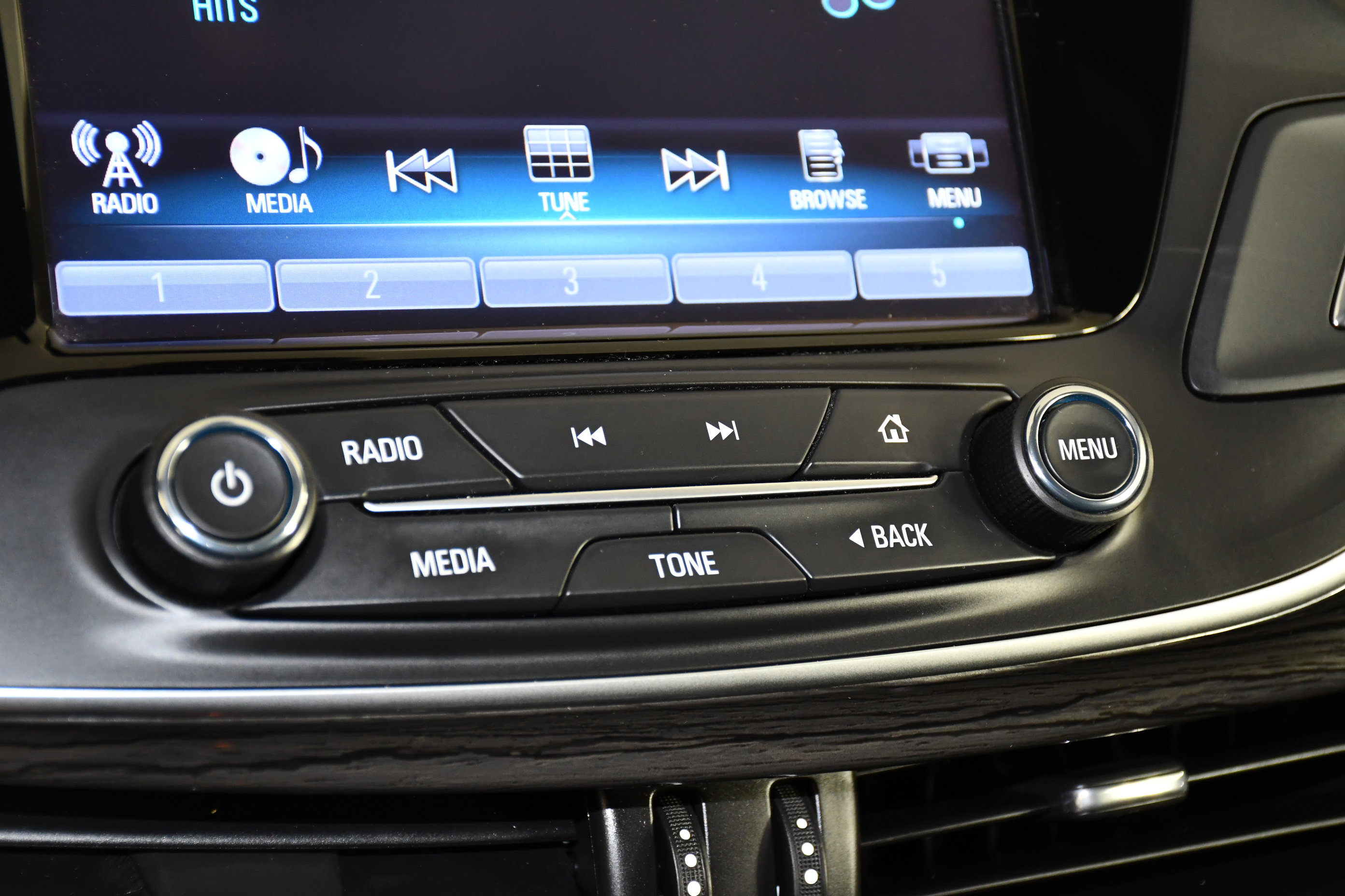 Used 2018 Buick Envision Essence AWD/4WD image 29