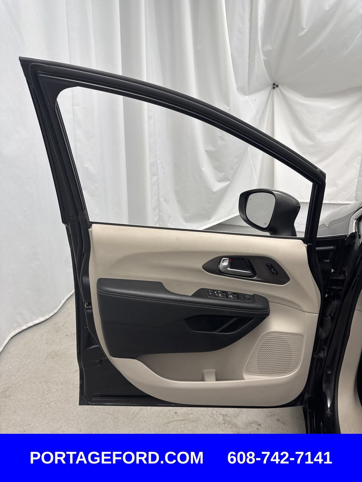 Used 2023 Chrysler Pacifica Touring-L FWD image 11