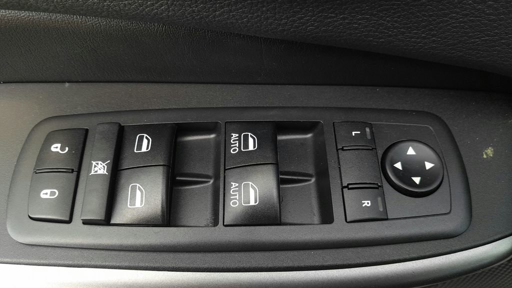 Used 2019 Jeep Cherokee Limited image 16