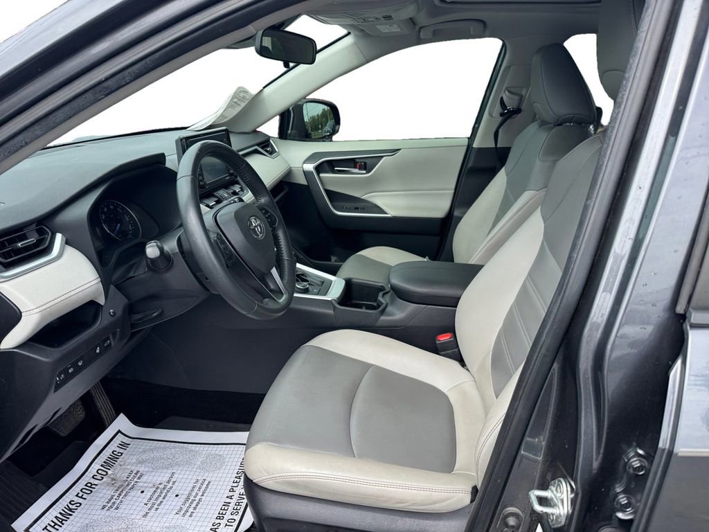 Used 2022 Toyota RAV4 XLE Premium image 11