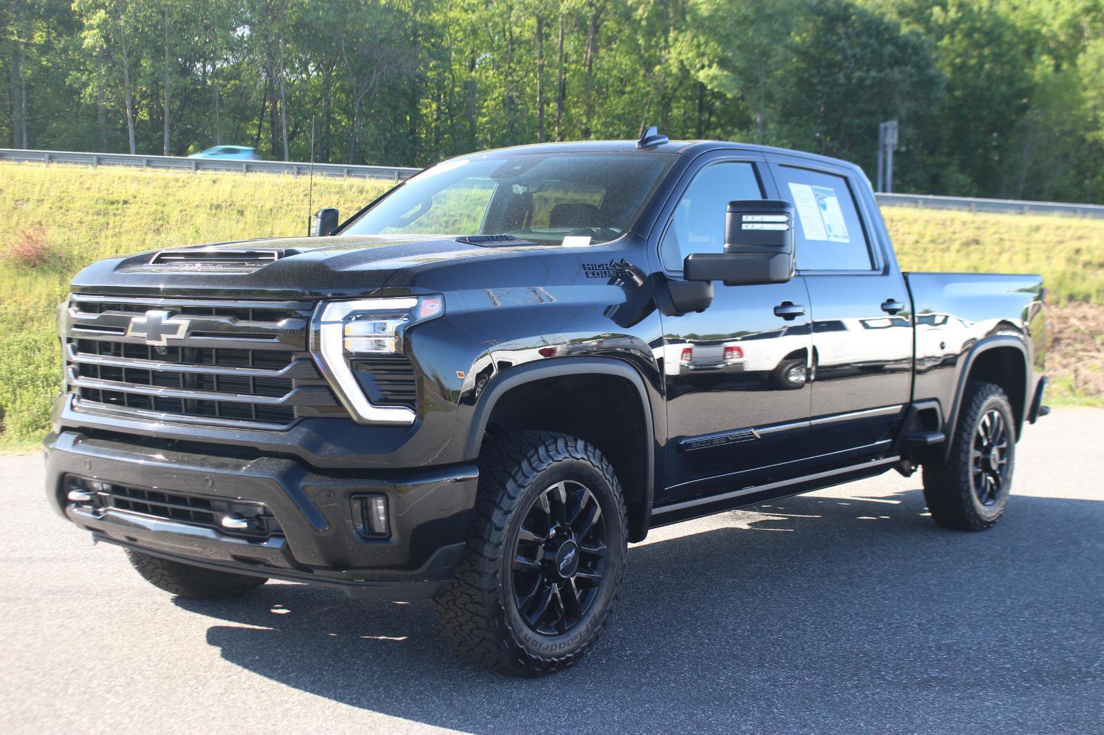 Used 2025 Chevrolet Silverado 2500 High Country w/ High Country Premium Package AWD/4WD image 3